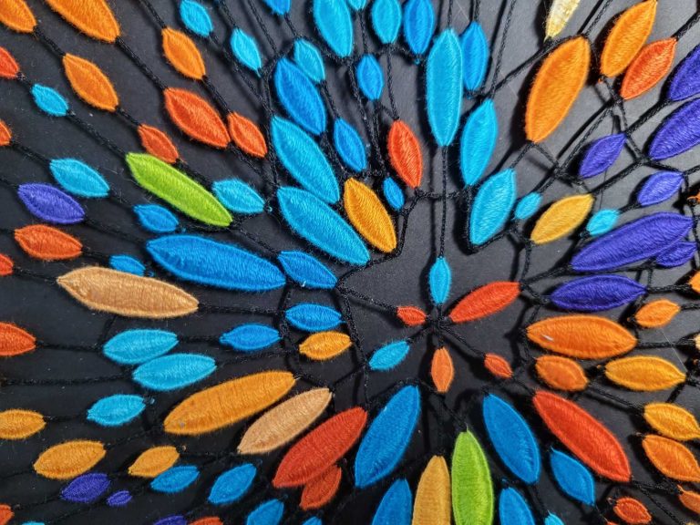 Dentelle qui explose comme des gouttes de couleurs primaires