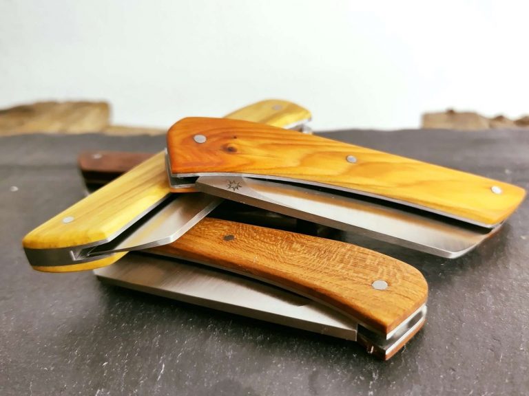 Une superposition de couteaux pliables